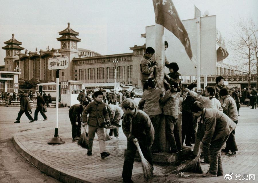 　　1981年2月25日，全國(guó)總工會(huì)等九個(gè)單位發(fā)出倡議，開(kāi)展“五講四美”文明禮貌活動(dòng)。圖為北京鐵路一小的少先隊(duì)員在北京站西街打掃衛(wèi)生。