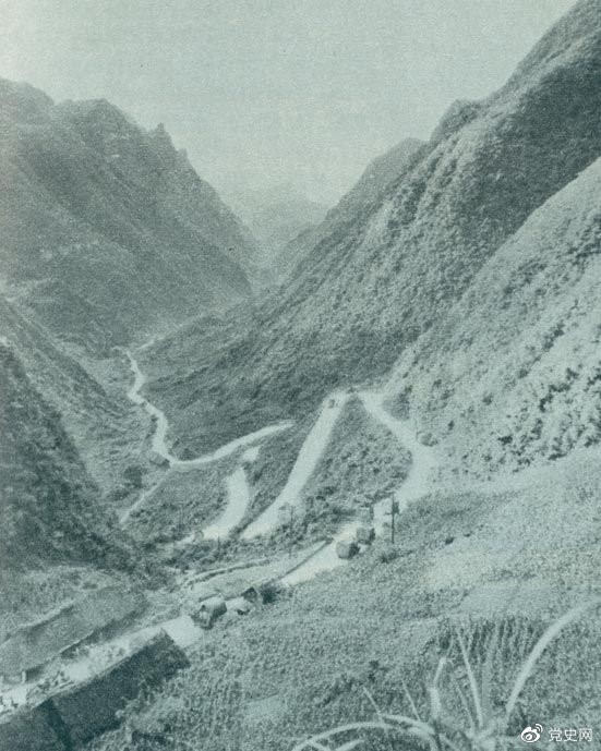 　　1935年2月18日至21日，紅軍奪取桐梓、占領(lǐng)婁山關(guān)、再克遵義城，取得了殲滅和擊潰國民黨軍2個師又8個團的大勝利。圖為黔北要隘婁山關(guān)。