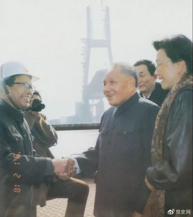 1991年2月18日，鄧小平視察上海南浦大橋工地時同大橋工程設(shè)計人員握手。