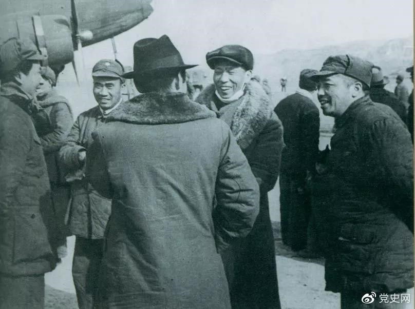 1946年2月19日，毛澤東等在延安機(jī)場迎接從重慶回延安匯報工作的周恩來。