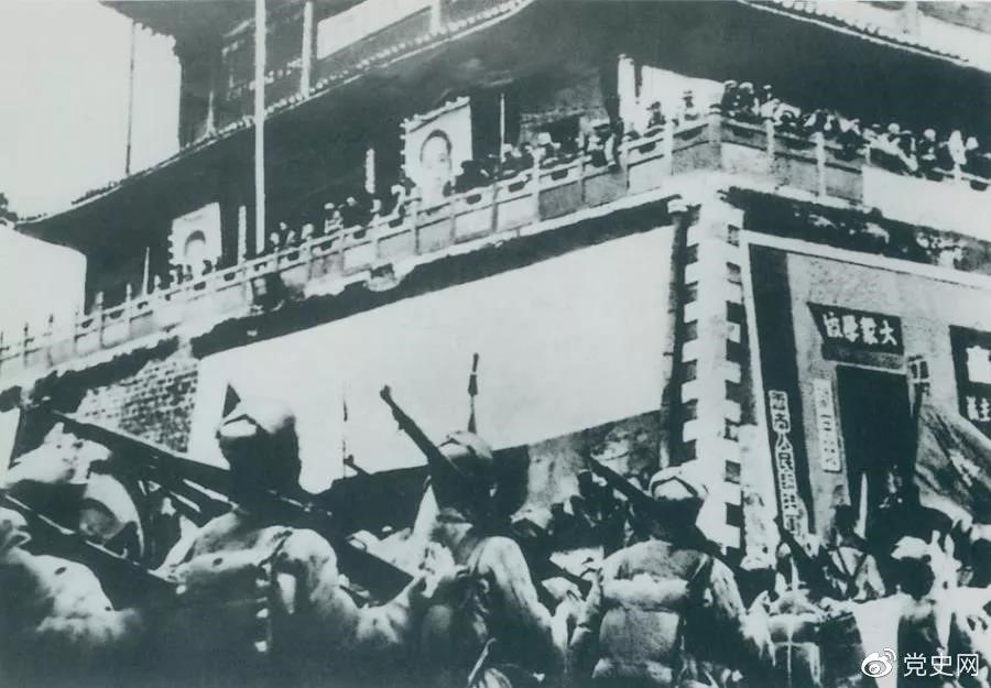 1950年2月20日，人民解放軍進(jìn)駐昆明。