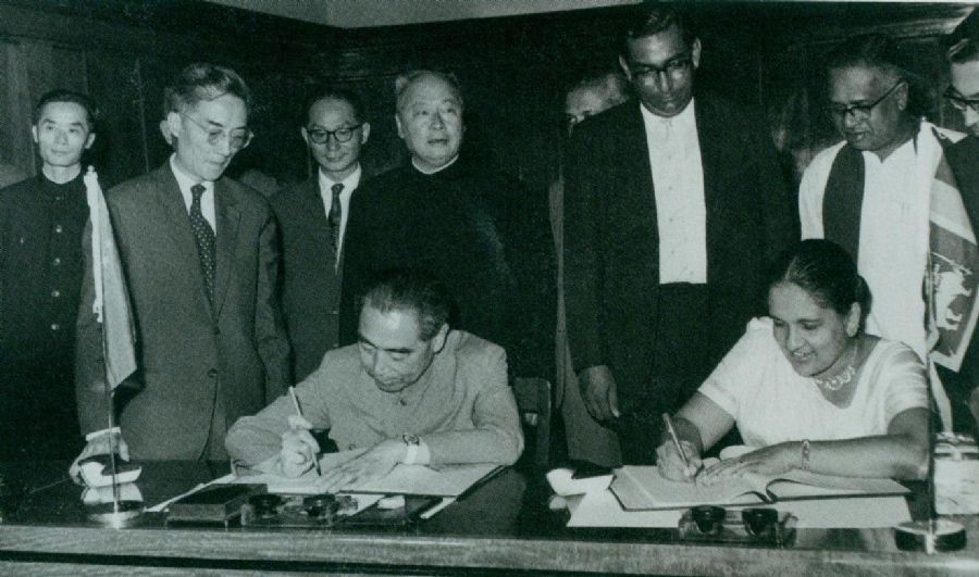 　　1964年2月26日至29日，周恩來(lái)訪問(wèn)錫蘭（今斯里蘭卡）時(shí)，和總理西麗馬沃·班達(dá)拉奈克夫人簽署中錫聯(lián)合公報(bào)。