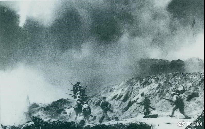 　　1948年2月28日至3月3日，西北野戰(zhàn)軍發(fā)起宜川戰(zhàn)役，殲滅國(guó)民黨軍2.9萬(wàn)余人，取得了轉(zhuǎn)入外線作戰(zhàn)后的第一個(gè)大勝利。圖為部隊(duì)攻占瓦子街。 