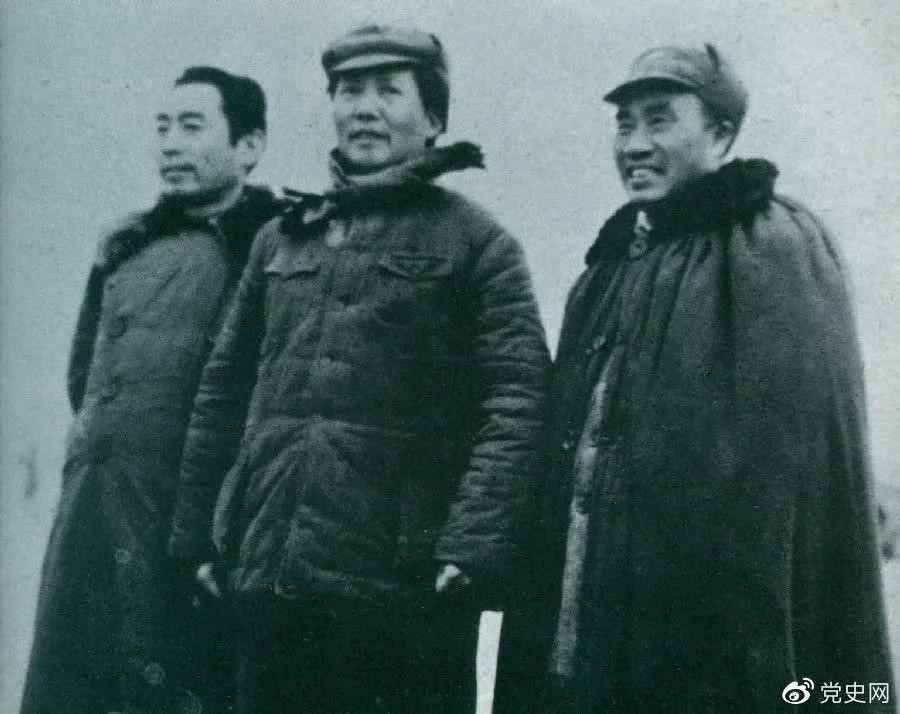 1946年3月4日，毛澤東和朱德、周恩來(lái)在延安機(jī)場(chǎng)。
