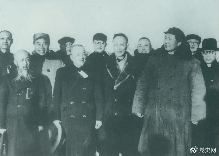 1949年3月，各界人士代表在北京西苑機(jī)場(chǎng)同毛澤東、朱德等留影。