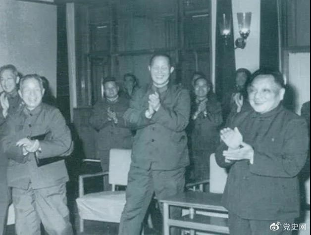 1978年3月，鄧小平和參加五屆人大一次會議的解放軍代表在一起。