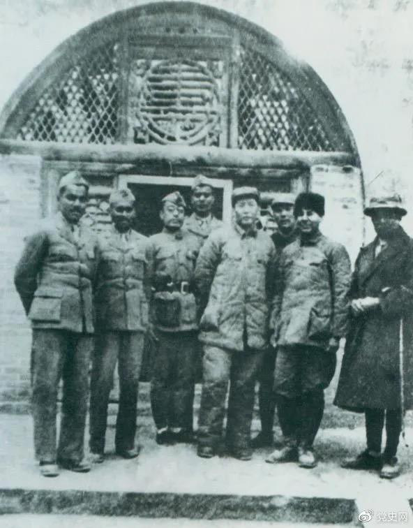 1939年3月15日，毛澤東在延安會(huì)見(jiàn)印度援華醫(yī)療隊(duì)全體人員。