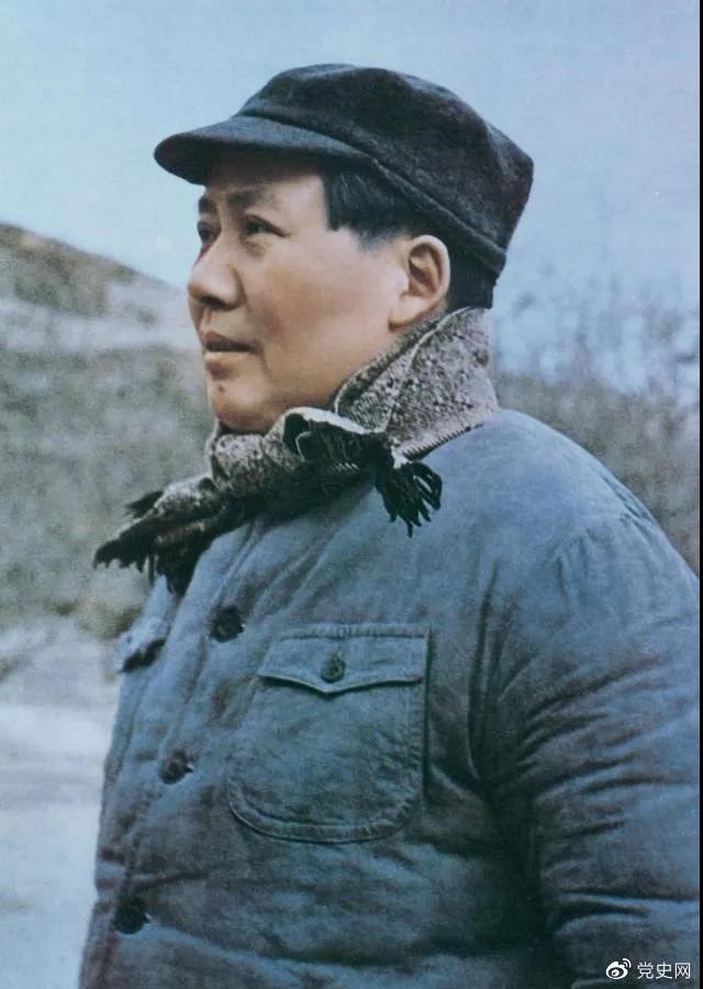 　　1947年3月18日，中共中央機(jī)關(guān)主動撤離延安。毛澤東和周恩來、任弼時等繼續(xù)留在陜北，指揮全國人民解放戰(zhàn)爭。這是轉(zhuǎn)戰(zhàn)陜北前夕的毛澤東。
