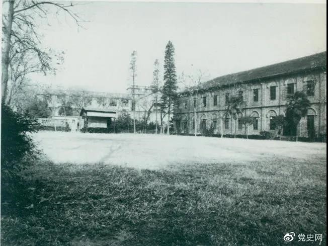 　　1927年3月18日，毛澤東出席在武昌舉行的河南武裝農(nóng)民代表大會，并作湖南農(nóng)運(yùn)狀況報告。圖為大會會場——武昌農(nóng)講所大操場。