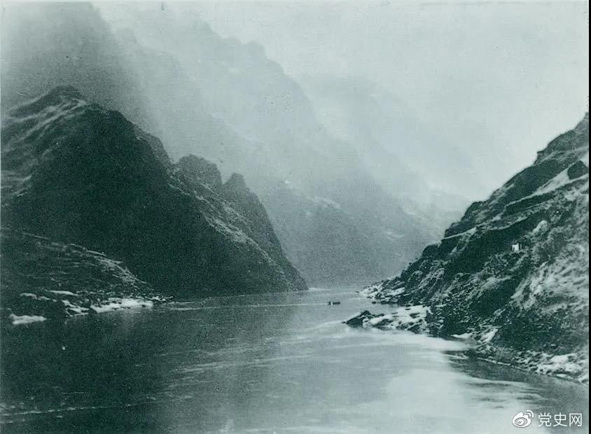 1935年3月中旬，紅軍三渡赤水，再次入川。隨后，又出奇不意地于3月21日四渡赤水，佯攻貴陽(yáng)，然后又向西北方向急進(jìn)。圖為赤水河。