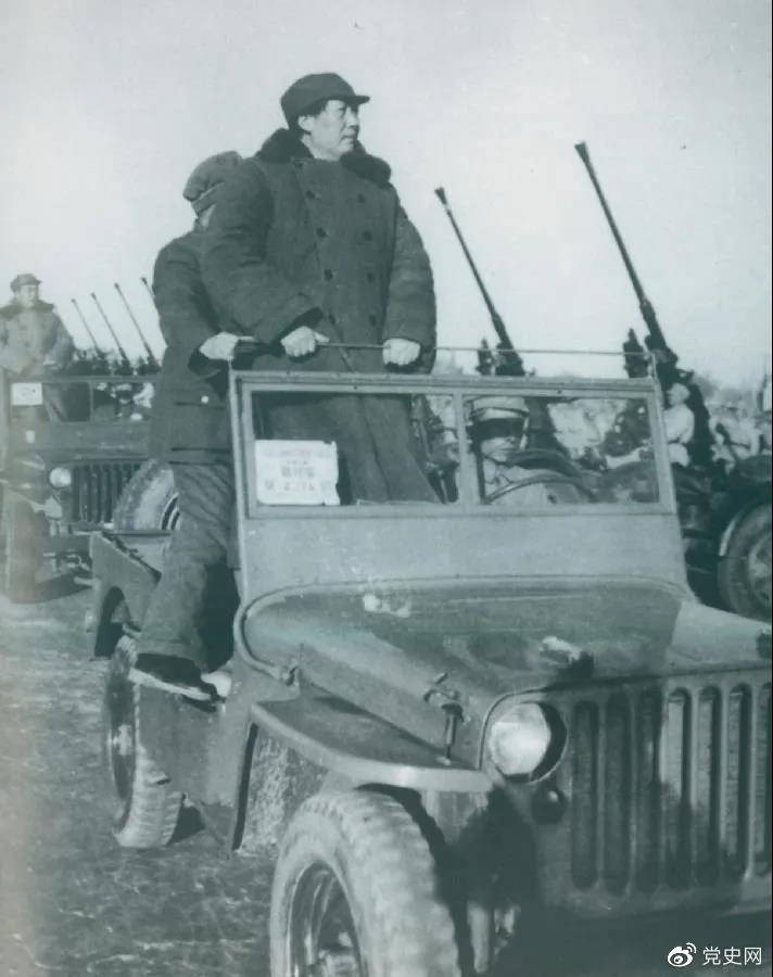1949年3月25日，毛澤東在北平西苑機場檢閱部隊。