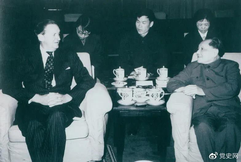 1979年3月29日，鄧小平會見香港總督麥里浩。