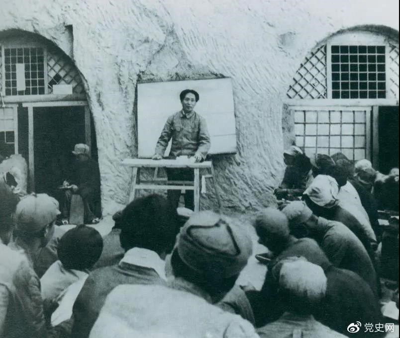 1938年4月，毛澤東在魯迅藝術(shù)學(xué)院講演。