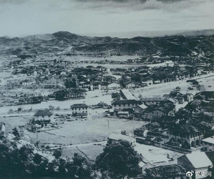 1928年4月，朱德率領(lǐng)南昌起義余部到達(dá)井岡山，與毛澤東領(lǐng)導(dǎo)的部隊(duì)勝利會師。圖為會師地點(diǎn)礱市全景。