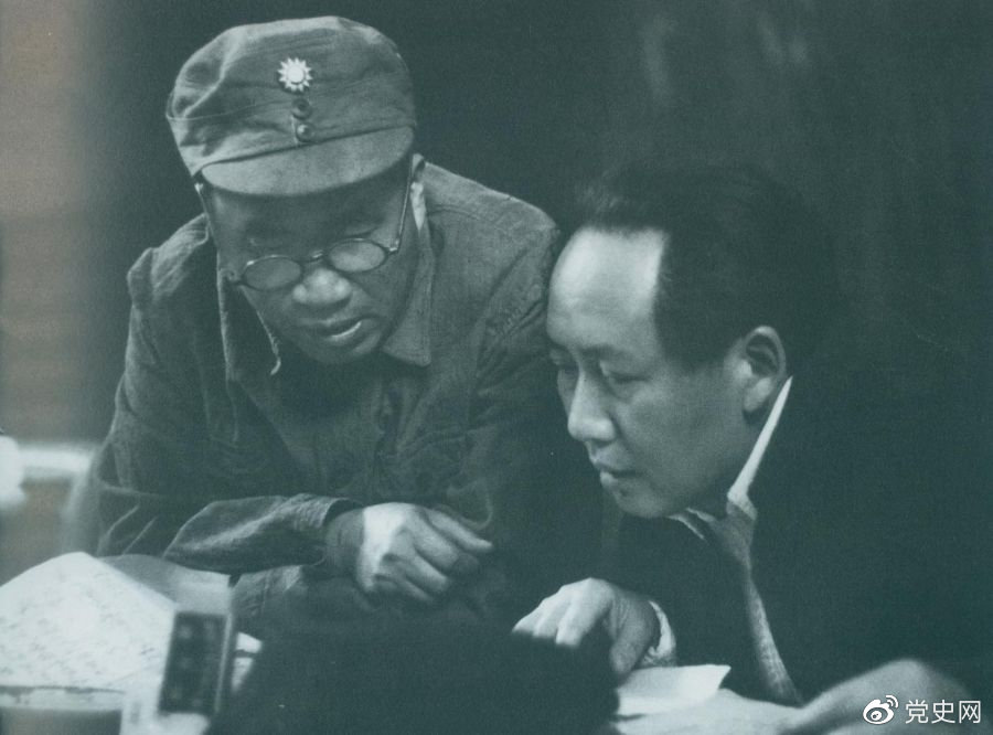 1945年4月，毛澤東和朱德在中國共產(chǎn)黨第七次全國代表大會(huì)上。