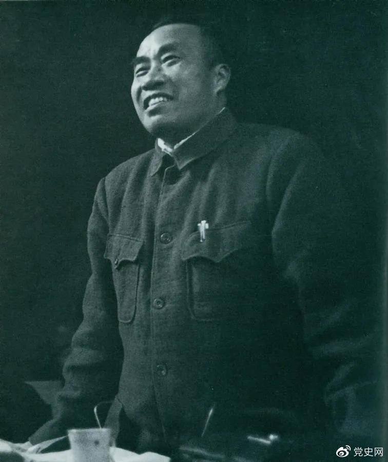 1945年4月25日，朱德在中國共產(chǎn)黨第七次全國代表大會(huì)上作題為《論解放區(qū)戰(zhàn)場(chǎng)》的軍事報(bào)告。