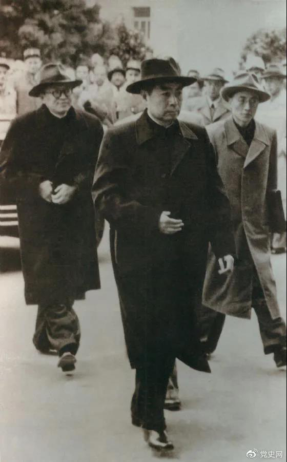 1954年4月26日，日內瓦會議開幕。圖為周恩來率中國代表團進入會場。
