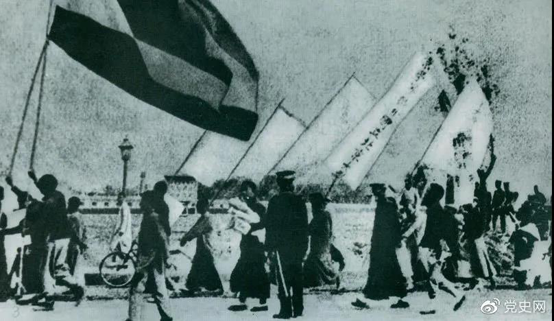 1919年5月4日，北京爆發(fā)學(xué)生反帝愛國運(yùn)動。這是北京大學(xué)學(xué)生的示威游行隊伍。