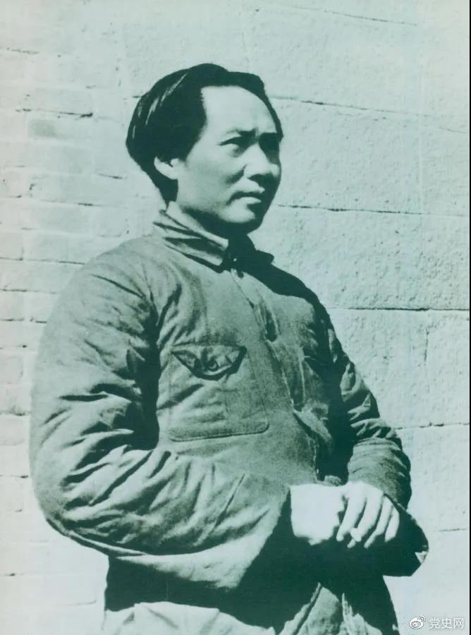 1936年2月至5月，毛澤東、彭德懷率軍進行了東征戰(zhàn)役。圖為指揮東征戰(zhàn)役時的毛澤東。