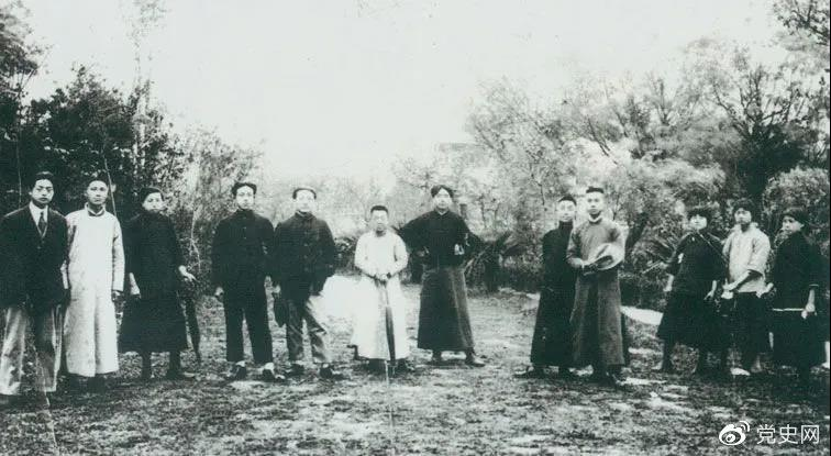 1920年5月8日，新民學(xué)會(huì)部分會(huì)員在上海半淞園合影。左七為毛澤東。