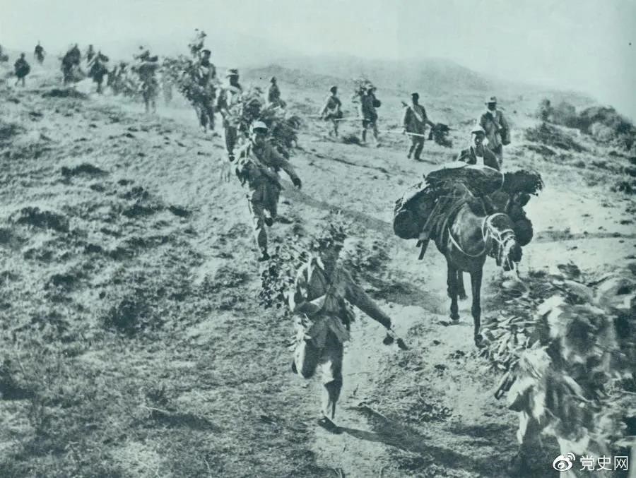圖為1947年5月在孟良崮戰(zhàn)役中，華東野戰(zhàn)軍向孟良崮挺進。