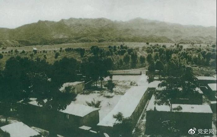 1948年5月，中共中央和人民解放軍總部由陜北遷到河北平山縣西柏坡。圖為中央領(lǐng)導(dǎo)人辦公處所俯瞰。