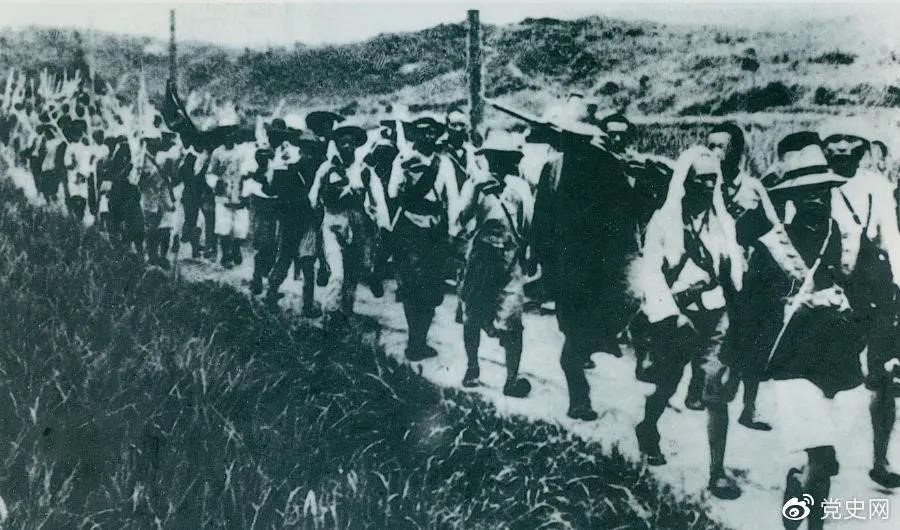 　　1931年5月16日至31日，紅一方面軍在毛澤東、朱德指揮下，連續(xù)打了5個(gè)勝仗，殲敵3萬(wàn)余人，繳槍2萬(wàn)余支，打退了國(guó)民黨軍隊(duì)的第二次“圍剿”。圖為行軍中的紅軍。