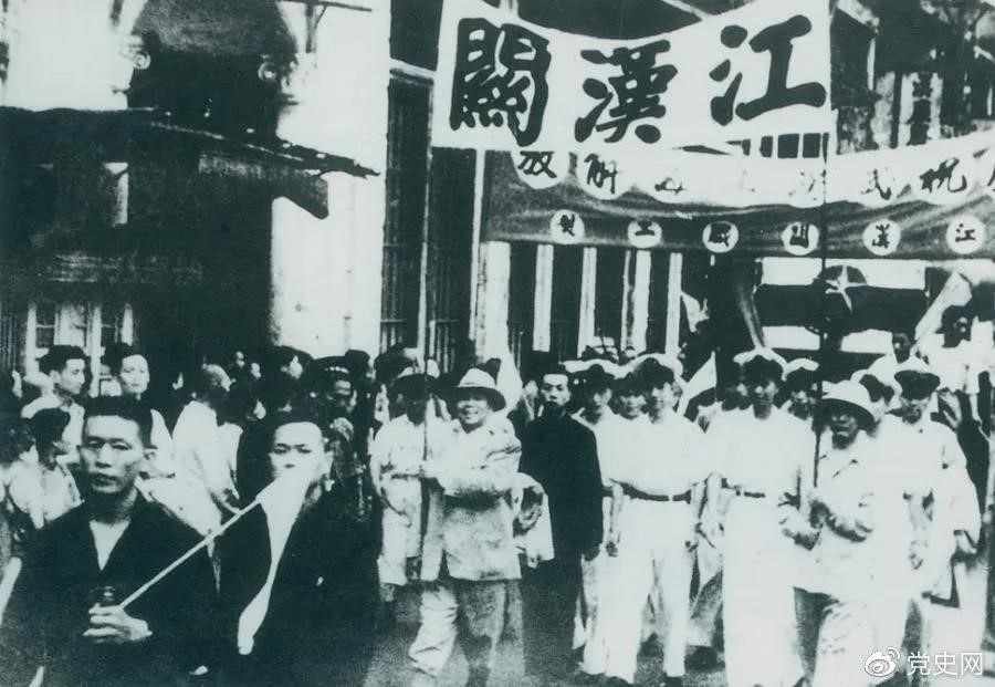 1949年5月17日，第四野戰(zhàn)軍解放武漢。圖為武漢人民歡慶解放。