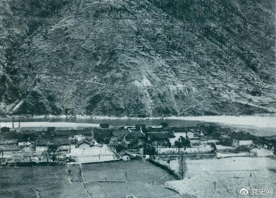 　　1935年5月25日，紅一方面軍到達大渡河南岸的安順場。紅軍17名勇士靠一葉孤舟強渡大渡河，為沿大渡河左岸北上的部隊打開了一條通道。圖為安順場一角。