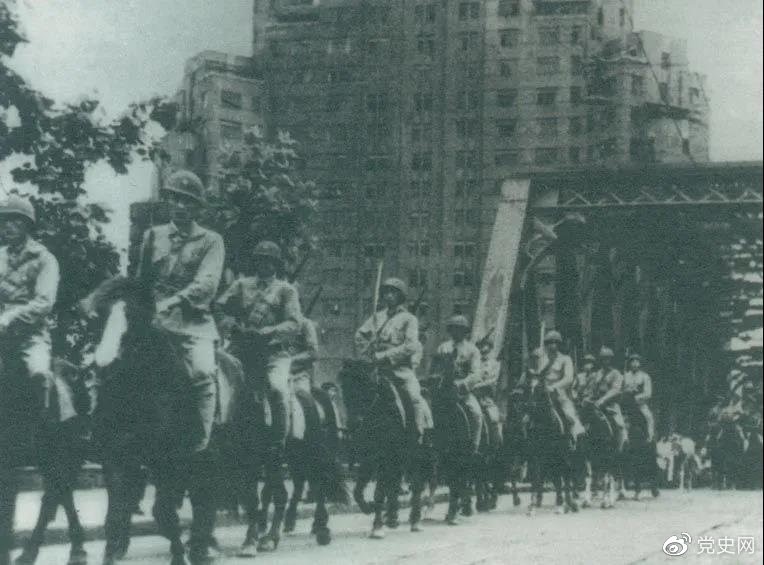　　1949年5月，人民解放軍殲滅退守上海的敵軍15萬人，解放了這個中國最大的城市。圖為解放軍進(jìn)駐上海。