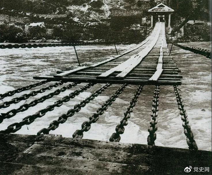 　　1935年5月29日，中央紅軍左縱隊(duì)先頭部隊(duì)在瀘定橋西頭發(fā)起奪橋戰(zhàn)斗，勝利搶占大橋。圖為瀘定橋。