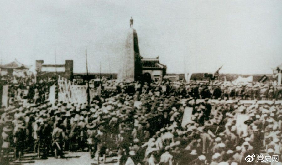 　　1931年6月，紅七軍到達中央革命根據(jù)地江西興國縣，編入彭德懷率領的紅三軍團。圖為當時會師的情形。