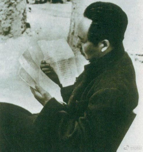 　　1946年6月，國民黨撕毀停戰(zhàn)協(xié)定和政協(xié)決議，挑起全面內(nèi)戰(zhàn)。這是毛澤東在延安審閱有關(guān)自衛(wèi)反擊的電報。
