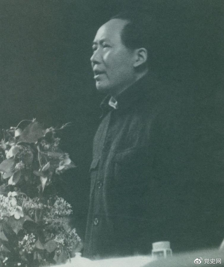 1945年6月11日，毛澤東在中國(guó)共產(chǎn)黨第七次全國(guó)代表大會(huì)上致閉幕詞。