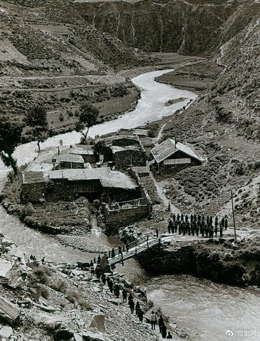 　　1935年6月12日，中央紅軍先頭部隊(duì)在夾金山北麓四川懋功達(dá)維鎮(zhèn)同紅四方面軍先頭部隊(duì)勝利會(huì)師。圖為當(dāng)年的會(huì)師橋。