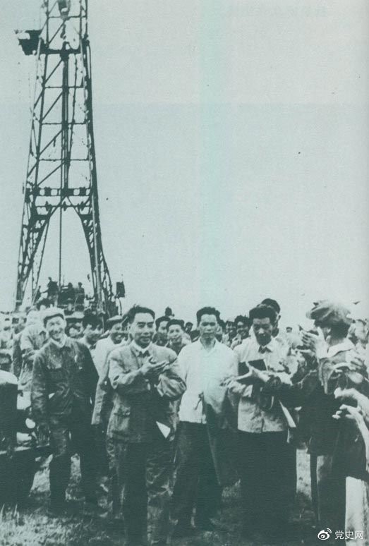 1962年6月，周恩來到大慶視察，這是在1202鉆井隊現(xiàn)場參觀。 