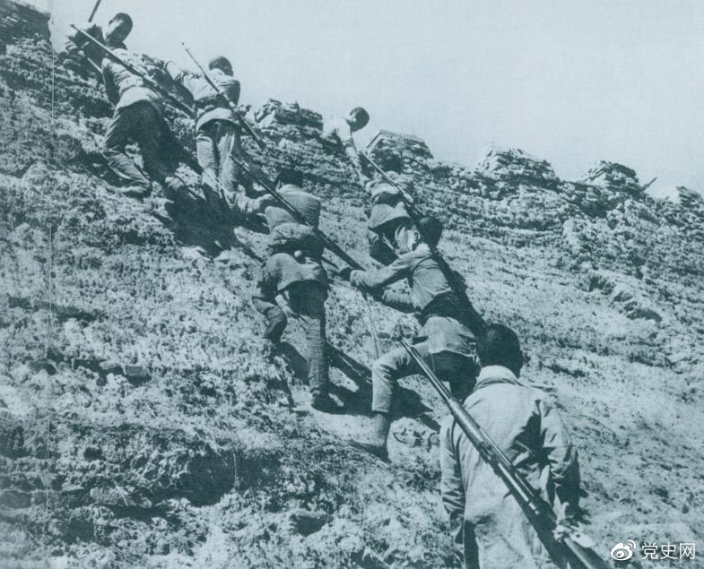 1945年6月25日，八路軍冀中部隊(duì)攻克河北獻(xiàn)縣。圖為部隊(duì)奮勇攀登城墻。