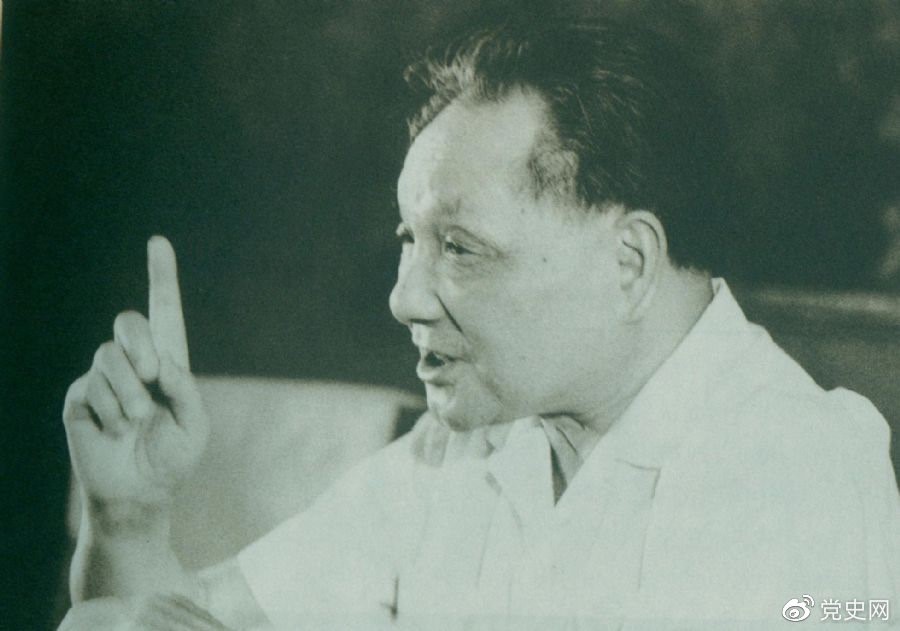 　　1981年6月27日，中共十一屆六中全會(huì)通過(guò)《關(guān)于建國(guó)以來(lái)黨的若干歷史問(wèn)題的決議》。圖為鄧小平在閉幕會(huì)上發(fā)表講話。