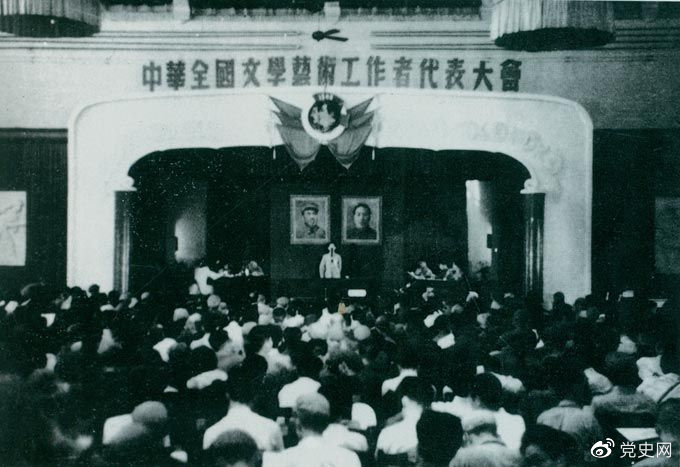 1949年7月2日至19日，第一次中華全國文學藝術(shù)工作者代表大會在北平召開。圖為大會會場。
