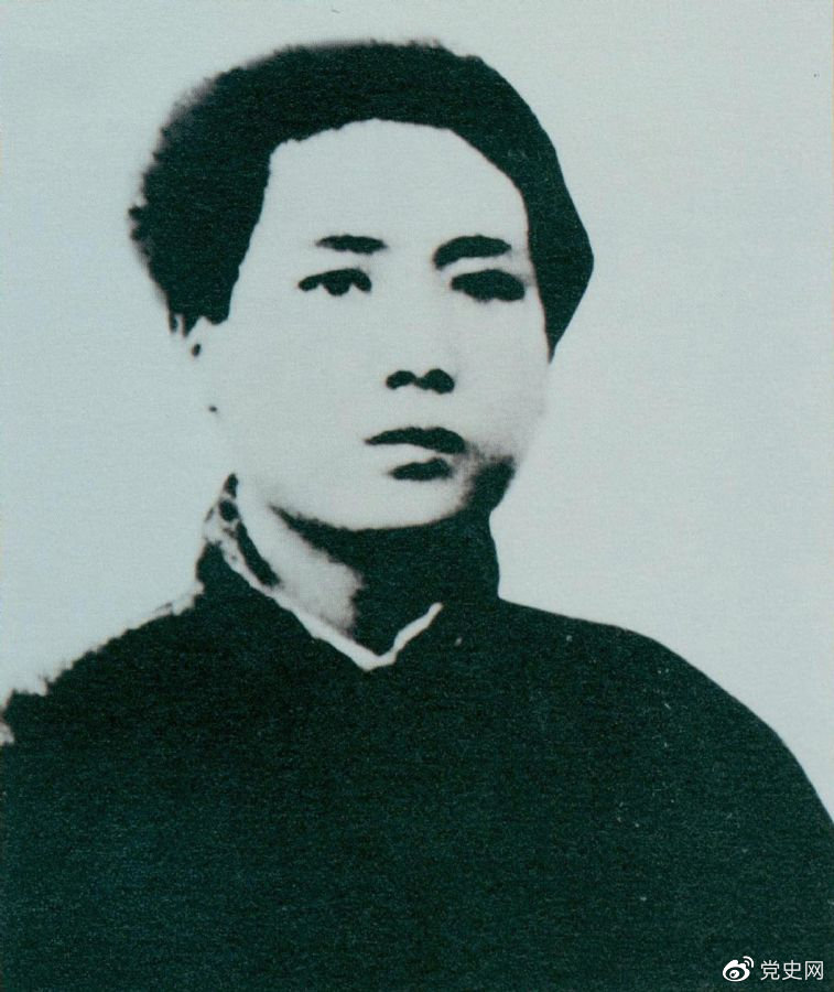 1921年7月，毛澤東赴上海參加中國共產(chǎn)黨第一次代表大會，成為黨的創(chuàng)始人之一。