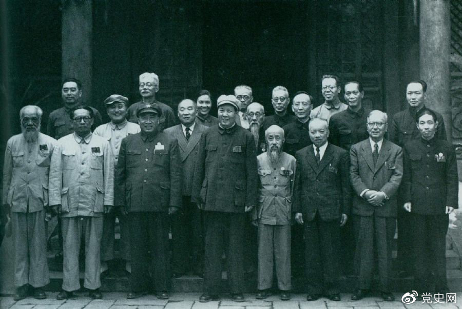 1949年7月5日，新政治協(xié)商會(huì)議籌備會(huì)常務(wù)委員合影。