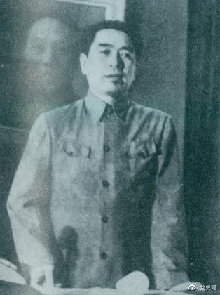 1949年7月6日，周恩來出席中華全國文學藝術(shù)工作者代表大會。圖為周恩來在會上作政治報告。