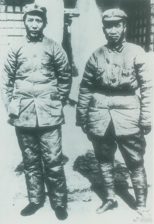 　　1937年7月7日，盧溝橋事變爆發(fā)。8日，中共中央通電全國，號召結成民族統(tǒng)一戰(zhàn)線抵抗日本侵略者。圖為1936年冬毛澤東和朱德在陜北。