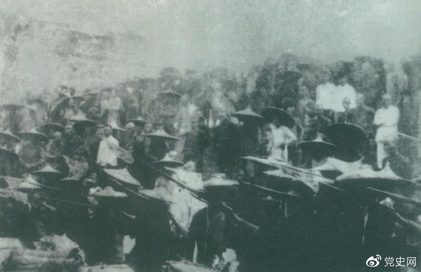 　　1926年7月9日，國(guó)民革命軍開(kāi)始北伐。兩天后，北伐軍的先頭部隊(duì)葉挺獨(dú)立團(tuán)攻占了長(zhǎng)沙。然后向武漢進(jìn)攻。一路上，迅猛發(fā)展的農(nóng)民運(yùn)動(dòng)有力地配合了北伐戰(zhàn)爭(zhēng)。在湖南、江西、湖北，農(nóng)民運(yùn)動(dòng)越來(lái)越引人注目。這是支援北伐戰(zhàn)爭(zhēng)的農(nóng)民自衛(wèi)軍。