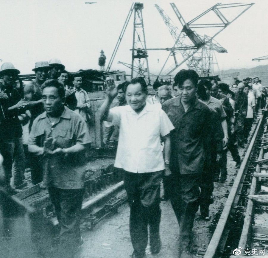 1980年7月12日，鄧小平到葛洲壩水利樞紐工程視察。