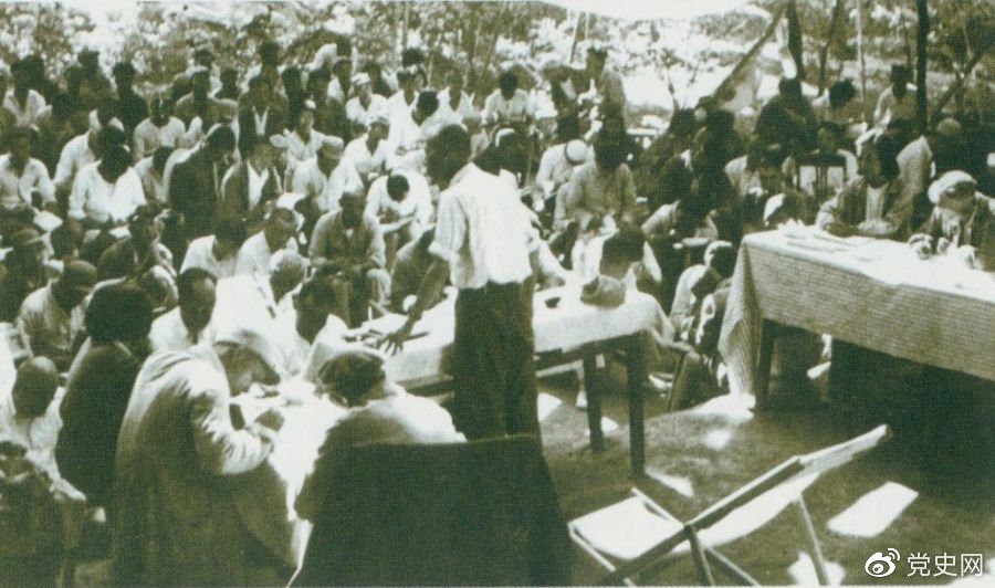 1947年7月17日至9月13日，全國土地會議在河北西柏坡召開。劉少奇主持會議并在會上作報告。
