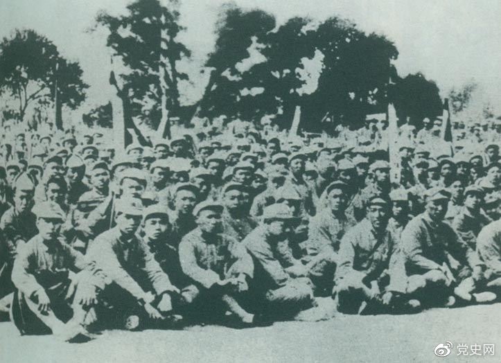 盧溝橋事變后的第11天，1937年7月18日，延安召開群眾大會(huì)，毛澤東發(fā)表演說。據(jù)當(dāng)時(shí)報(bào)載：“演詞激昂，聽眾均摩拳擦掌，熱血沸騰，愿赴抗日戰(zhàn)場(chǎng)，與日寇決一死戰(zhàn)?！?/></p><p>盧溝橋事變后的第11天，1937年7月18日，延安召開群眾大會(huì)，毛澤東發(fā)表演說。據(jù)當(dāng)時(shí)報(bào)載：“演詞激昂，聽眾均摩拳擦掌，熱血沸騰，愿赴抗日戰(zhàn)場(chǎng)，與日寇決一死戰(zhàn)?！?/p><p><br/></p><p>轉(zhuǎn)載：共產(chǎn)黨員網(wǎng)</p>
							
							</div><!-- article-con -->






		<div   id=
