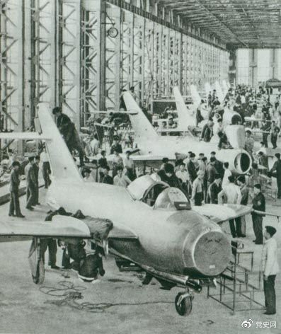1956年7月19日，國產(chǎn)第一架噴氣式戰(zhàn)斗機(jī)在沈陽首次試飛成功，標(biāo)志著中國具備了獨(dú)立研制空軍武器裝備的能力。圖為國產(chǎn)第一批噴氣式飛機(jī)即將出廠。