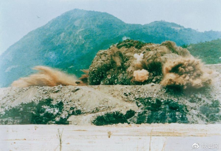 1979年7月20日，深圳蛇口工業(yè)區(qū)的建設(shè)者點燃開山炮時的場面。