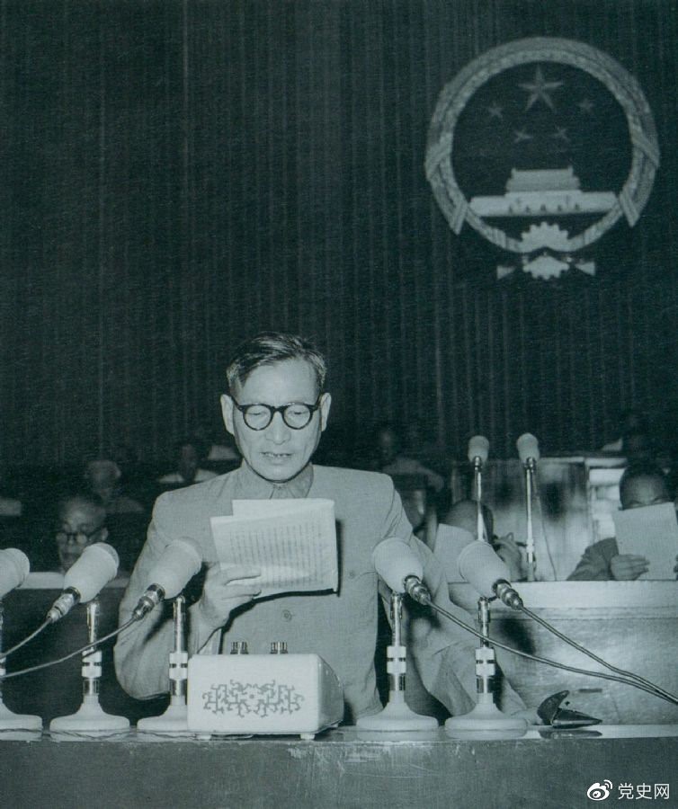 1955年7月，陳云在一屆全國人大二次會(huì)議上作堅(jiān)持和改進(jìn)糧食統(tǒng)購統(tǒng)銷工作的報(bào)告。